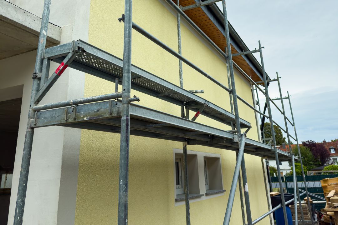 malowanie ściany na rusztowaniu elewacyjnym