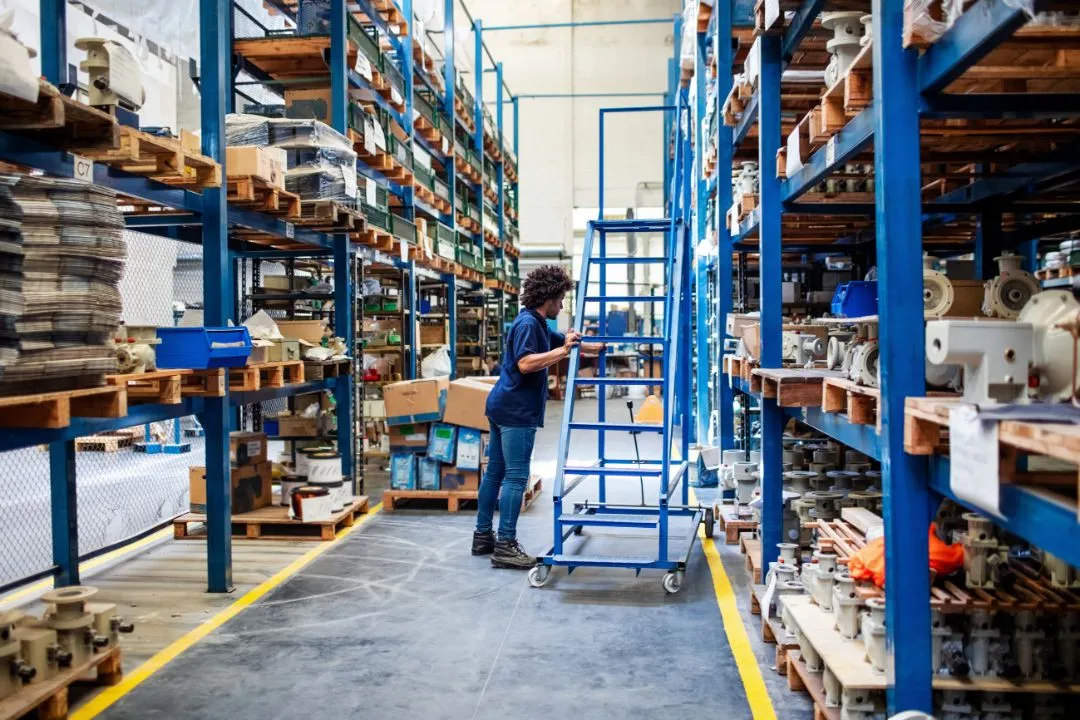 Przegląd mobilnych drabin magazynowych