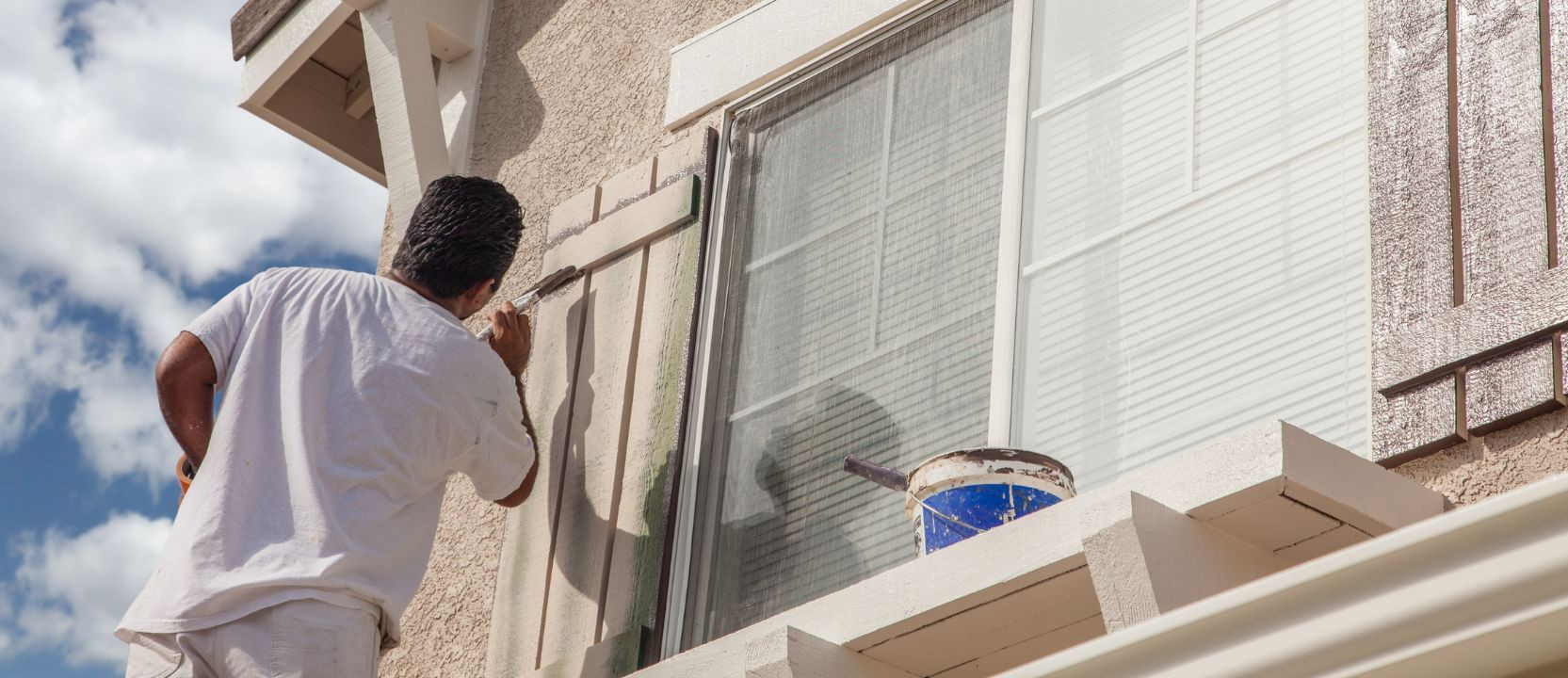 Drabina czy rusztowanie do malowania elewacji? Poradnik w wyborze produktów dla profesjonalistów