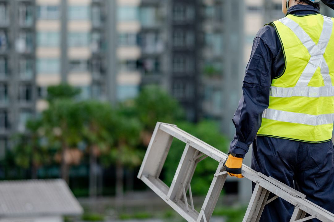 Jaką drabinę wybrać do małej firmy budowlanej?