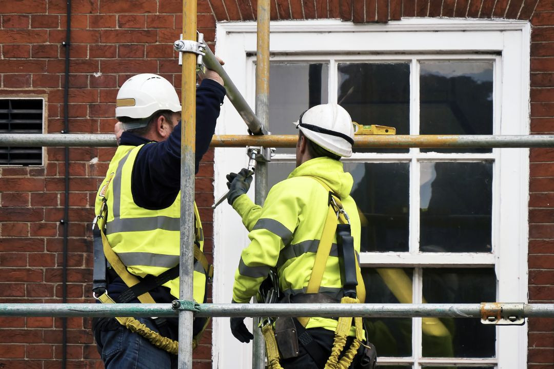 Montaż i demontaż rusztowania – co musisz wiedzieć o uprawnieniach, przepisach i odpowiedzialności?