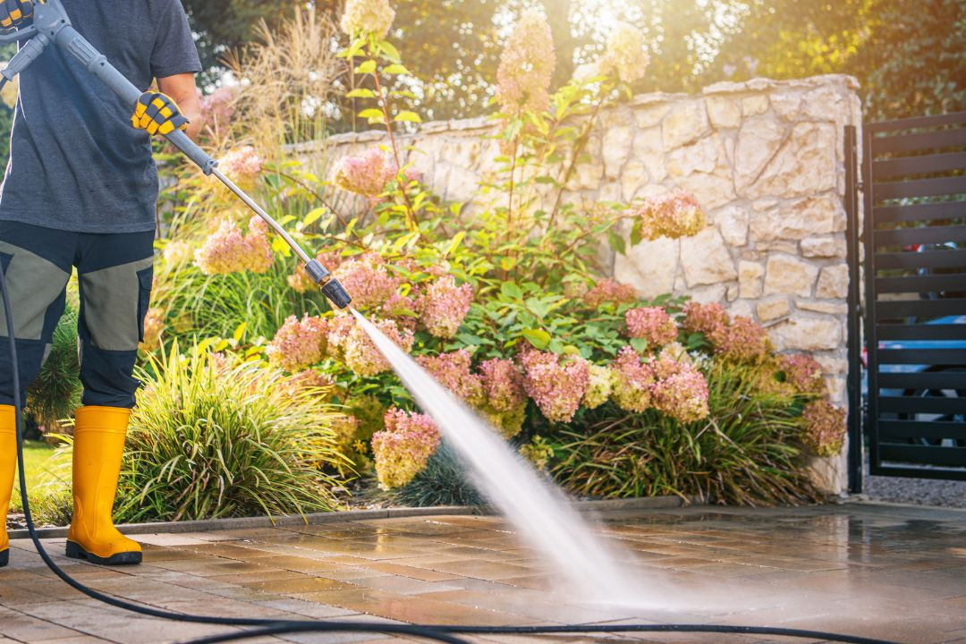 Jak skutecznie czyścić kostkę brukową?