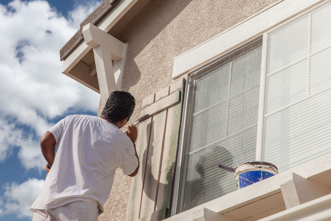 Drabina czy rusztowanie do malowania elewacji? Poradnik w wyborze produktów dla profesjonalistów